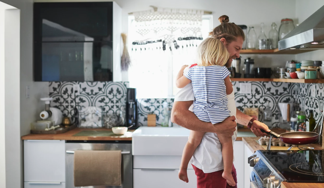 niñera masculina cocinando almuerzo para niña